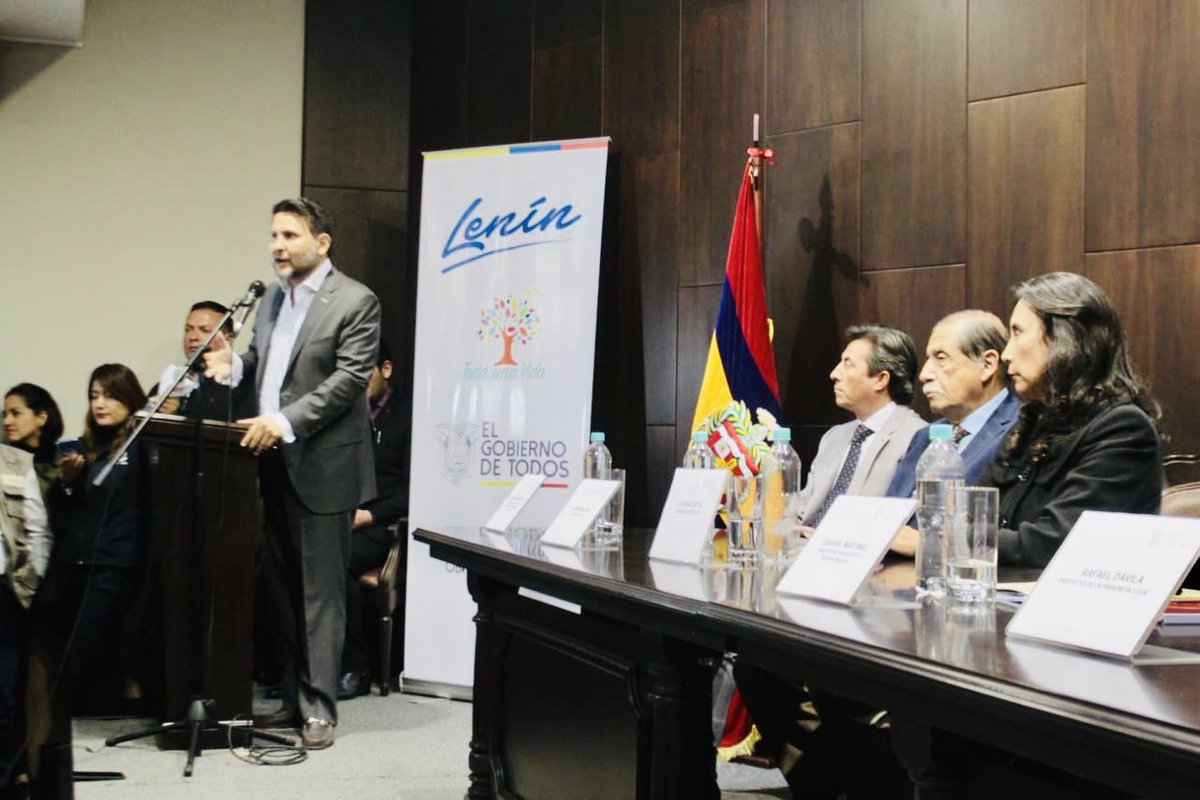 Junto al Ministro de @ObrasPublicasEc,<a href="/martinezjg/">Gabriel Martínez Castro</a>, autoridades locales y sociedad civil, se dió a conocer el diseño, financiamiento y ejecución del proyecto de delegación del Corredor Vial #Loja- #Catamayo,como parte del compromiso y decisión política de nuestro Presidente <a href="/Lenin/">Lenín Moreno</a>