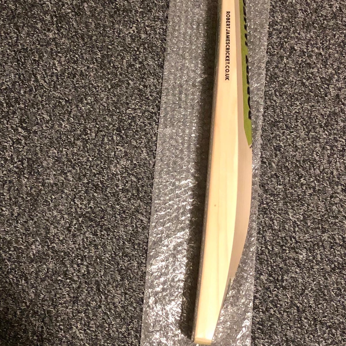 Start to finish made in #England🏴󠁧󠁢󠁥󠁮󠁧󠁿 
Thanks #RobertJames ,  no doubt how skilful bat maker you are . 
There was so much wait  but it’s all worth it . Extremely happy with it. It really pings like Crazy all the way up ! 

#EnglishWillow #Handmade in #England  
<a href="/RobertJamescric/">RobertJames Cricket</a>