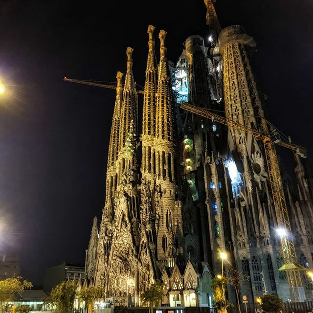 quicoto's tweet photo. #SagradaFamilia #BarcelonaNight #bcnWinter #citylights #citynights https://t.co/1mQk9SY1o9 https://t.co/sSnltNjHi1