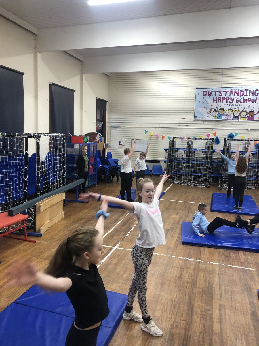 missWatsonR's tweet photo. P7W LOVE Gymnastics #cooperation #skills #balance 😍 @bannps @BHSPhysEduc https://t.co/dDlAleESWg