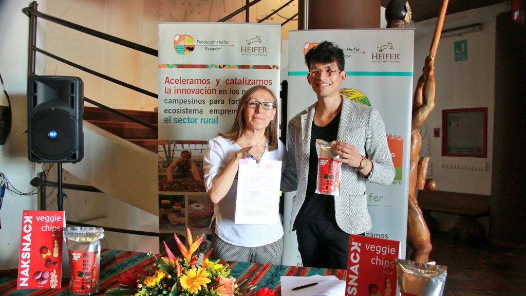 HeiferEcuador's tweet photo. En el marco del evento, firmamos un convenio con #NakSNack el cual reafirma nuestra acción de apoyar a los #Emprendedores y fortalecer la #ReddeEmprendimiento e #InnovaciónRural, a través de nuestro imperativo del #CompartirDeRecursos. https://t.co/OdY8iXY1kZ