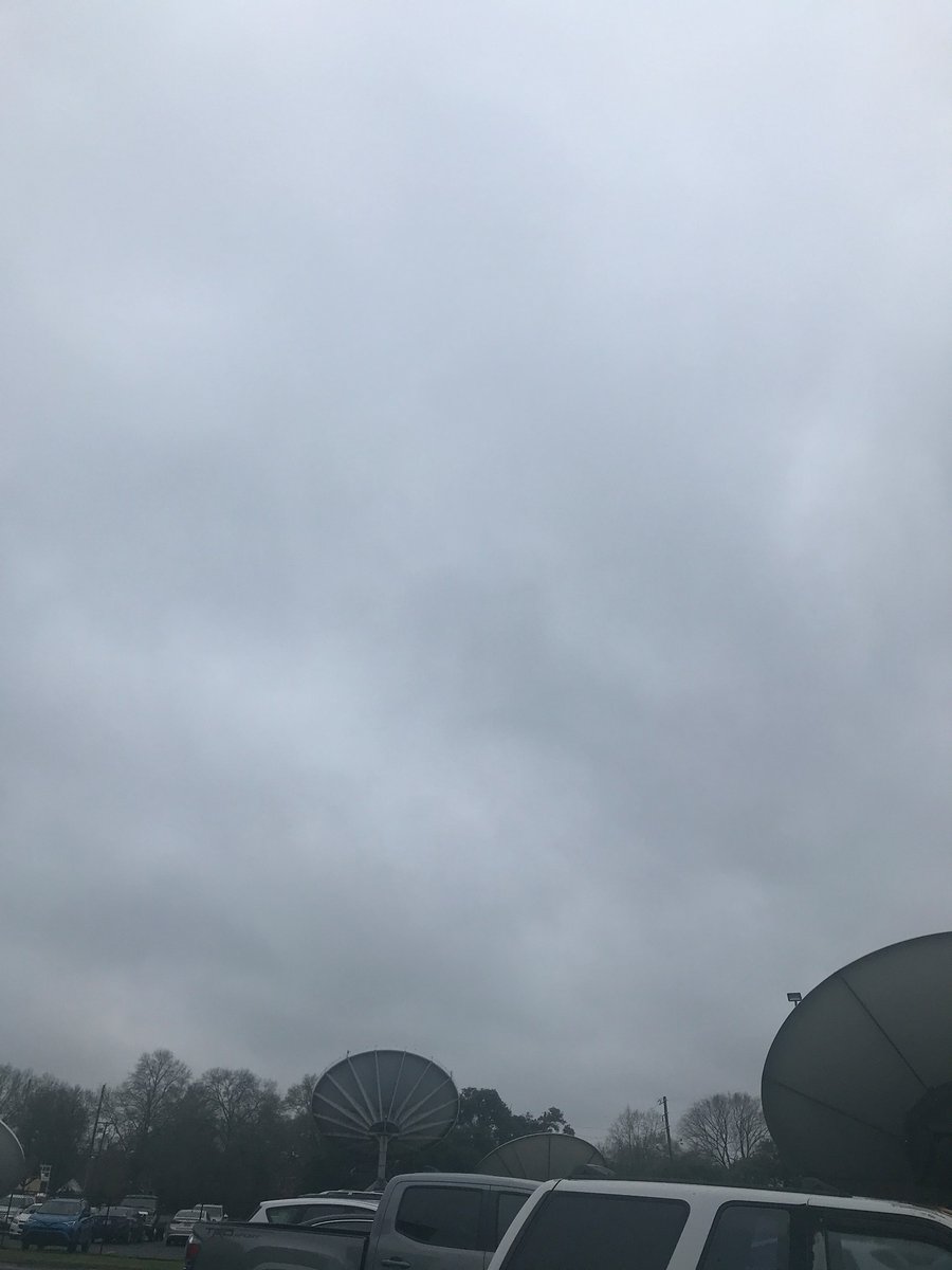 JessMooreWX's tweet photo. If you can’t see the sun, be the sun right? Light rain and drizzle continue this afternoon. Better rain and storm chances Thursday morning. Sun returns Saturday ☀️ And yes, I’m wearing short sleeves because it’s 70 in mid January! 🤷🏾‍♀️ #ArkLaTexwx https://t.co/XwmiBSp1oG