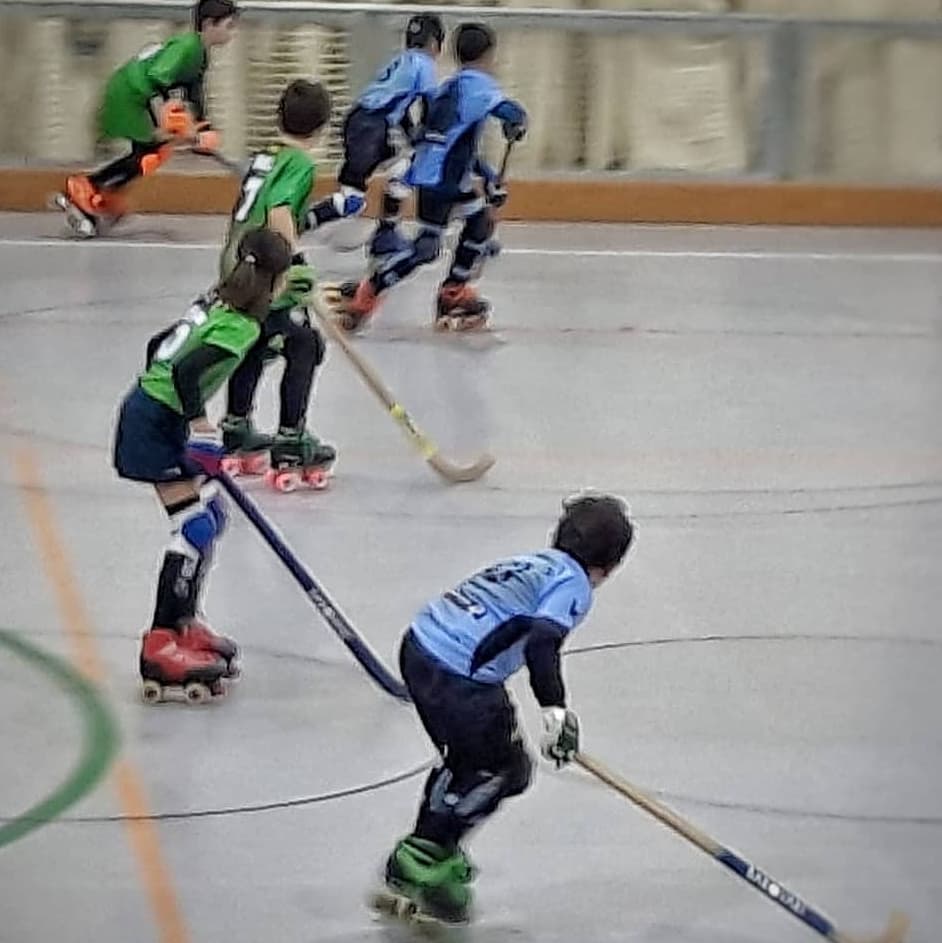 caldascafebar's tweet photo. Està sent un gran inici d'any pels nostres amics del @clubhoqueiprat amb victòries importants dels equips formatius i la visita dels jugadors del @fcbhoquei 💙🖤🏒 
.
#hoquei #hoqueiprat #caldas #barcaldas https://t.co/5NgTfqAaIA