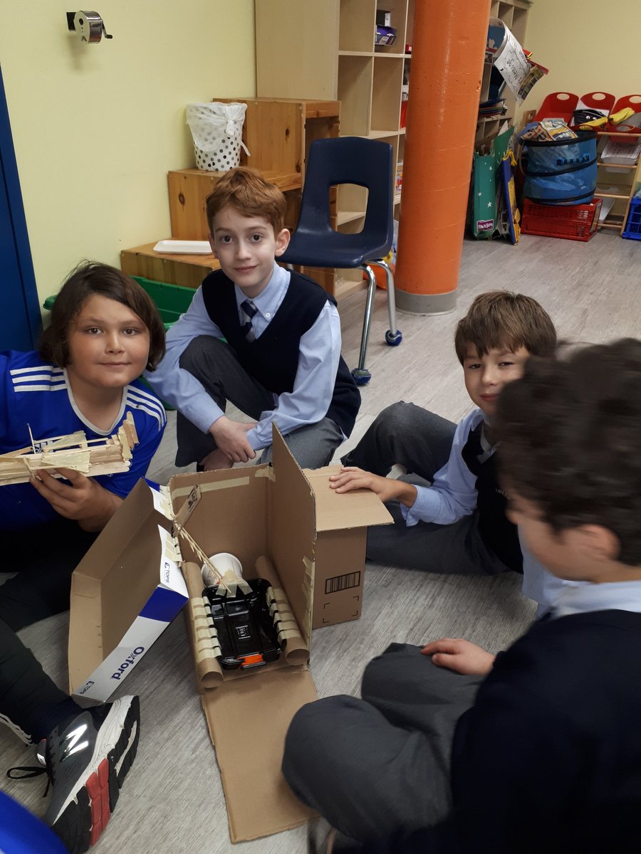 mrsbradyclass's tweet photo. Working together in the maker space. #kellslife #steam #makerspace #flexclass https://t.co/2dEfQaDd9Y