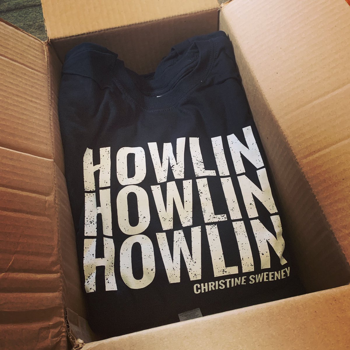 O hi, new merch! Win one of these tees that JUST got unboxed! Sign up on the mailing list at the link below to be entered to win a free tee before anyone else gets one. This random drawing is for Mailing-Listers-Only so make sure you get yourself on there! mailchi.mp/4d3939c094eb/s…