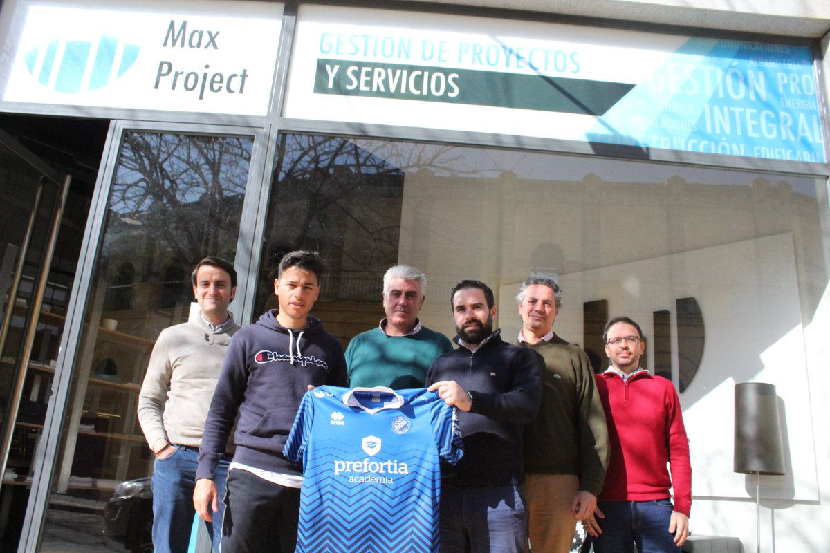 XerezDFC's tweet photo. Nuestro futbolista @javilito_10 ha pasado esta mañana a conocer las instalaciones y los empleados de nuestro patrocinador @maxproject_orig en la Calle Circo💻🏘️👌

Para más info: https://t.co/DOVbiPtmfK https://t.co/h7T5AXiN2Y