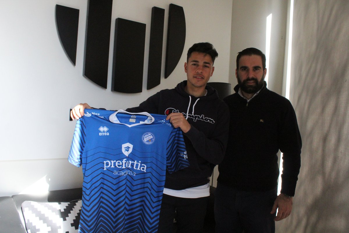 XerezDFC's tweet photo. Nuestro futbolista @javilito_10 ha pasado esta mañana a conocer las instalaciones y los empleados de nuestro patrocinador @maxproject_orig en la Calle Circo💻🏘️👌

Para más info: https://t.co/DOVbiPtmfK https://t.co/h7T5AXiN2Y