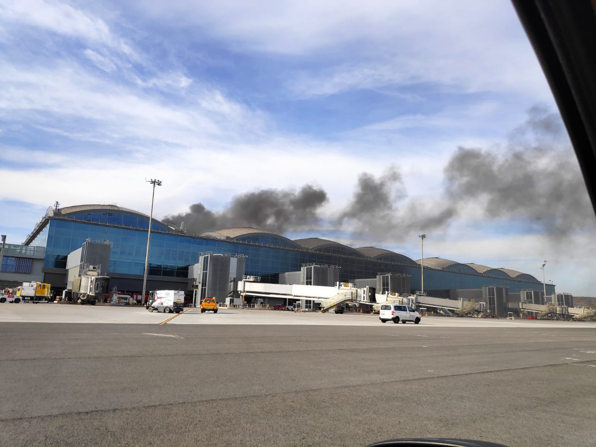 Esta tarde nos han avisado de un incendio en el aeropuerto elche-alicante. Bomberos de Elche y San Vicente por nuestra parte , @speis_alicante y bomberos aeropuerto trabajan aún en equipo, seguimos informando ...