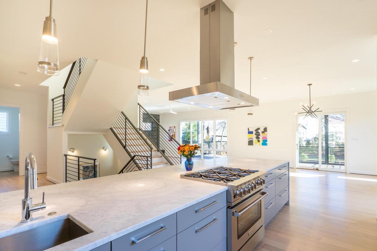 MSEGLLC's tweet photo. Need some eye candy to get over the hump that is Wednesday? Check out this interesting modern farmhouse project by @sagatovhomes . Located in Vienna, this property boasts open living, light filled interiors, and beautiful built in planter boxes for landscaping. https://t.co/s9ordt1v02