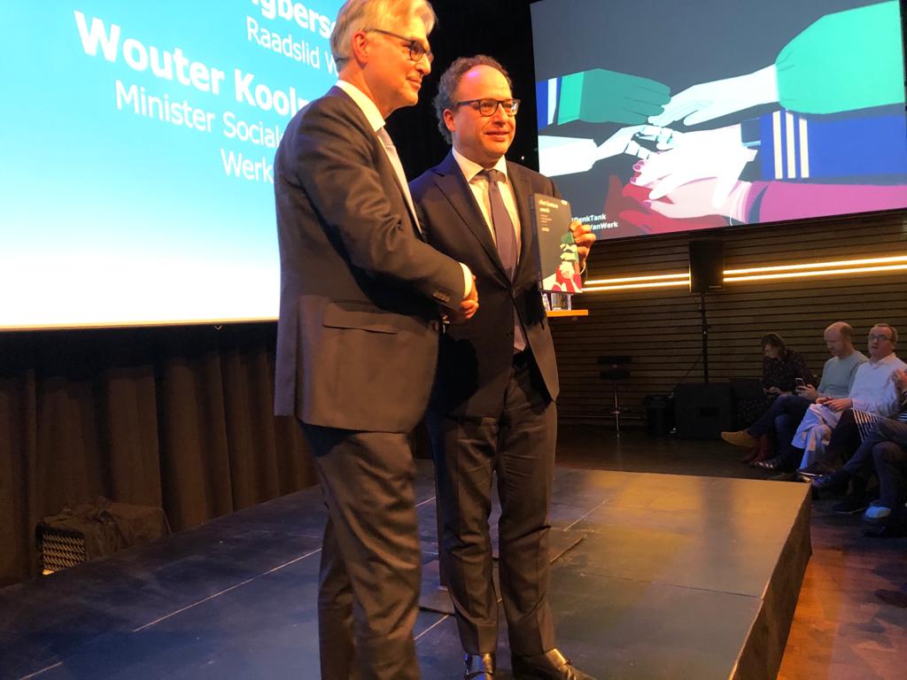 Minister <a href="/wkoolmees/">Wouter Koolmees</a> van <a href="/MinisterieSZW/">Ministerie van Sociale Zaken & Werkgelegenheid</a> neemt het WRR-rapport 'Het betere werk. De nieuwe maatschappelijke opdracht'  in ontvangst. Download het rapport en de achtergrondstudies op: wrr.nl/publicaties/ra…. #toekomstvanwerk