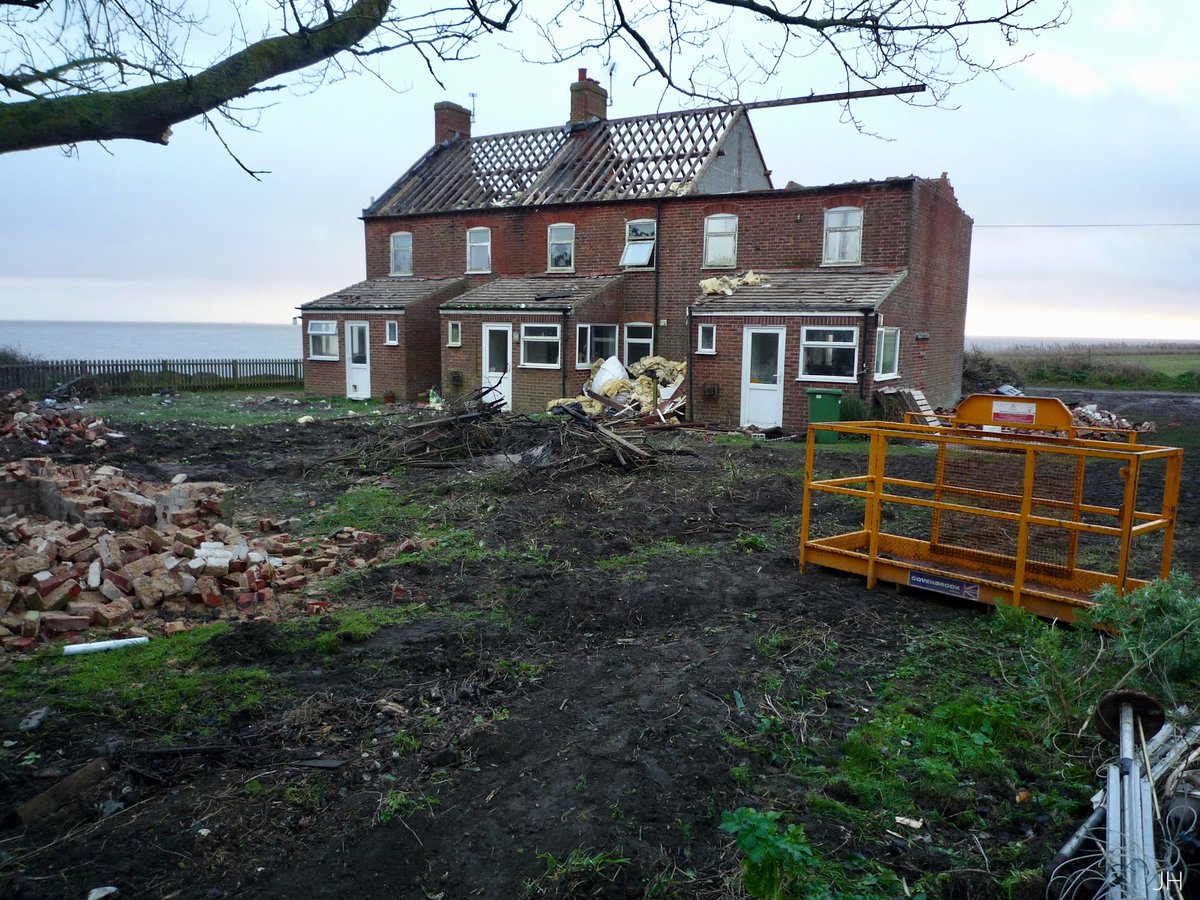 #JonathanHadgraft has some demolition photos of the Easton Bavents cottages including #TheEasternmostHouse on his North Road blog spot  southwold-northroad.blogspot.com/2020/01/blog-p…  Brick by brick the landscape changes for ever
