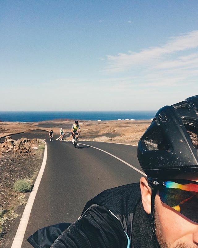 FLXhentschel's tweet photo. Bisher läuft's richtig gut hier auf Lanzarote. Der Wind bläst, wie er soll und die Moral der Gruppe ist nach wie vor top.
.
.
. .
.
.
.
.
#bike #cycling #sport #tritraining #ironmantri #triathlon #ironman703 #trilife #workout #triathletes #runner #swimbi… https://t.co/60HyEPQUSf https://t.co/GOsfjQigZF