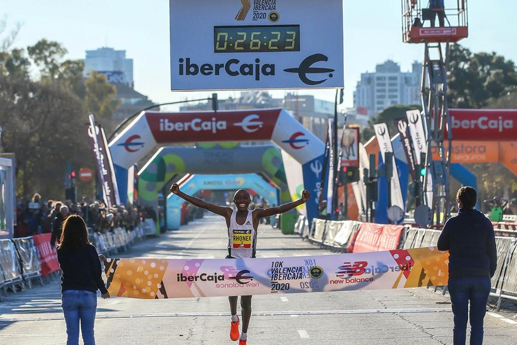RunInOaxaca's tweet photo. ¡Nuevo Record Mundial!

Se trata del keniano Kipruto, quien logro este domingo en el 10K Valencia Ibercaja 2020, el nuevo récord mundial de los 10 kilómetros en ruta, con un tiempo de 26:24 minutos, un promedio de 2.38 minutos por kilómetro.

#NotiRunIn #InfoRunIn #RunInTime https://t.co/RgDeQw4nGl
