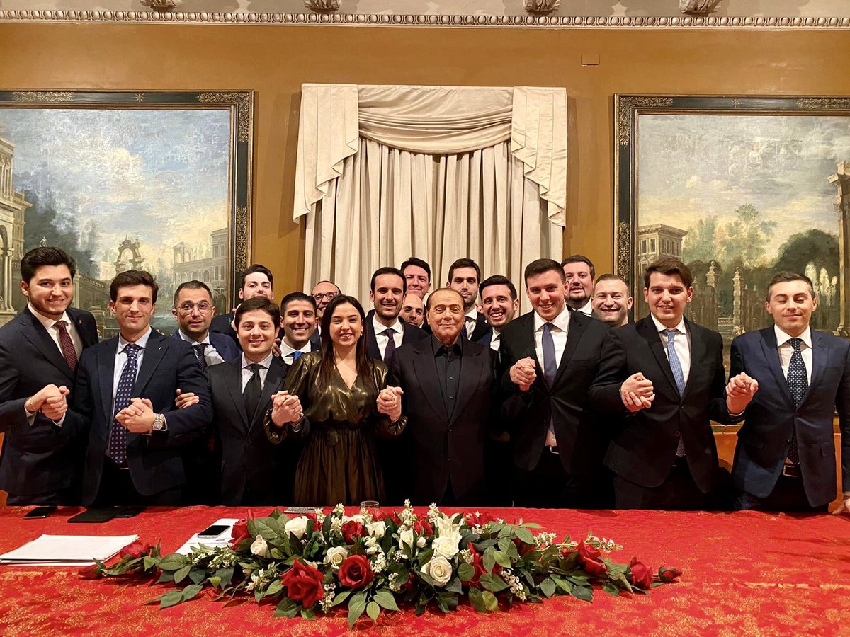 berlusconi's tweet photo. 👉🏼 Ho incontrato i responsabili di Forza Italia giovani

👉🏼 Siamo impegnati in un percorso di rinnovamento di Forza Italia https://t.co/h77LvRxQRy