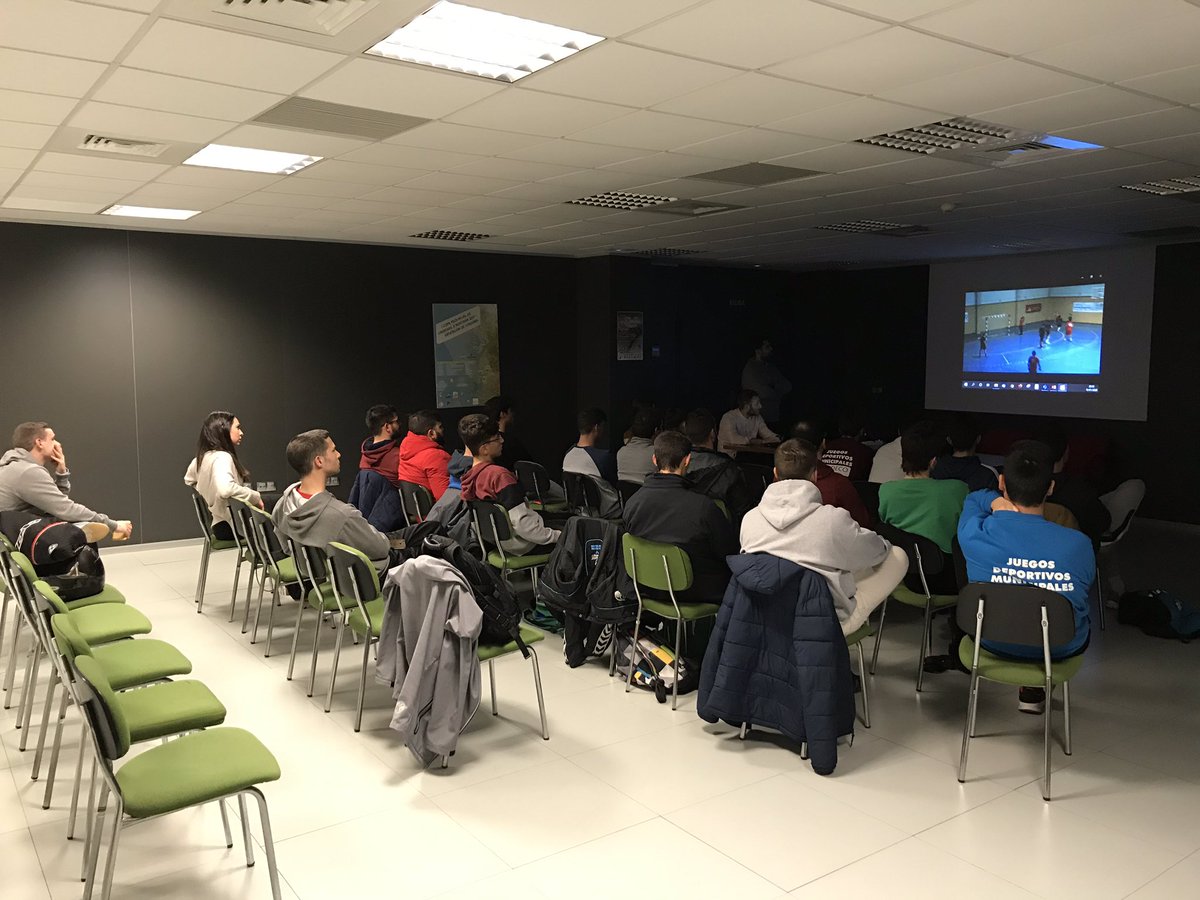 CordobaCTA's tweet photo. @Alberto_Cost realiza la charla de Faltas en Ataque, una situación peculiar en Balonmano y que se da a menudo en los diferentes partidos. 

#Tambiénentrenamos https://t.co/6Qr8QXqfZz