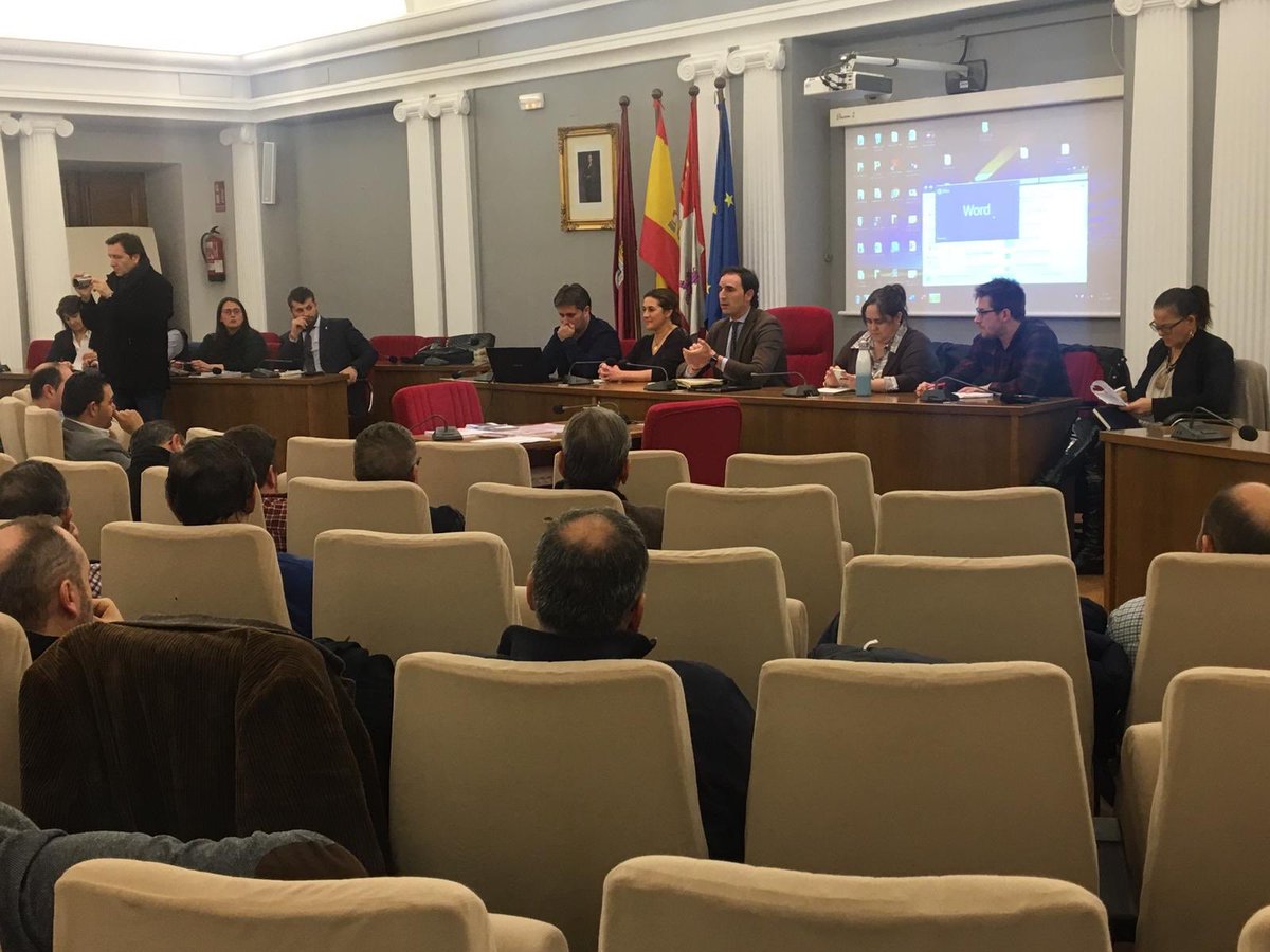 La Corporación Municipal del Ayuntamiento, empresas y vecinos de Medina en la reunión de la plataforma ciudadana del Corredor del Atlántico para el desarrollo de las infraestructuras logísticas de #MedinadelCampo y su comarca.