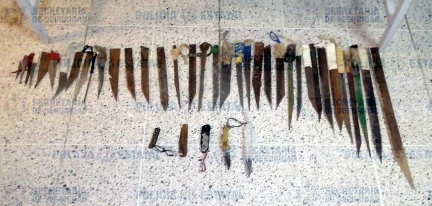 Anoche les pasaron revisión a los internos del Penal de Chiconautla en Ecatepec #Edomex , además de las puntas se decomisaron.
337 envoltorios de marihuana (882 g)
294 bolsas con cocaína
4 Teléfonos celulares 
5 Navajas