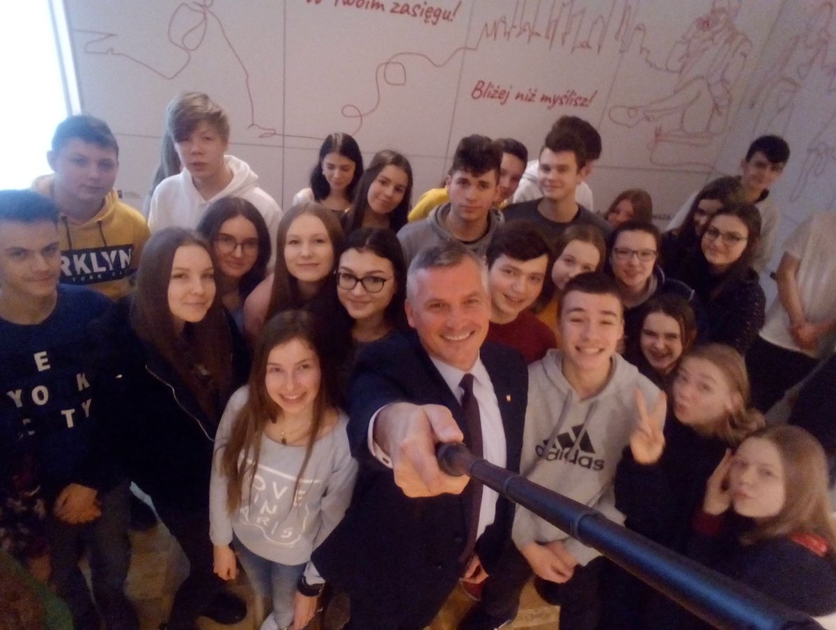 SejmikMaz's tweet photo. 📢 Dziś młodzi 👨‍🏫👩‍🏫z 137 LO z Oddziałami Dwujęzycznymi im. R. Schumana w #Warszawa - podczas spotkania w #UMWM o samorządzie terytorialnym i #Mazowsze rozmawiali z marszałkiem @StruzikAdam i wicemarszałkiem #RafałRajkowski 😊
Info: https://t.co/J7aUH3AokW https://t.co/9ibS5RdWLl