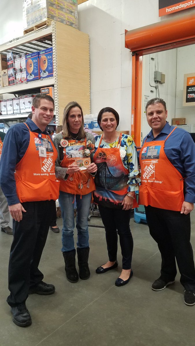 our new NY metro VP <a href="/nyyroro/">Ro Rodriguez</a> recognizing exceptional associates <a href="/Tino_Longobardi/">Tino Longobardi</a> @LourdesPerry <a href="/0963SM_Charlie/">Charles Reiser</a>