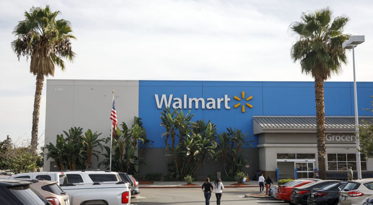 Chris_1791's tweet photo. A Florida woman walked into Walmart and allegedly built a homemade bomb. An off-duty cop and a security guard stopped her before she could set it off. https://t.co/UIctHNhmYk #Homemadebomb #Florida via @theblaze https://t.co/Z4gfuzSFTb
