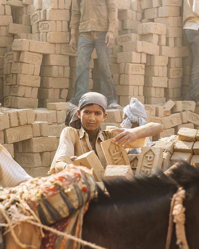 Brick kiln worker in Lucknow, India. •
#awakethelight #eyeson #lensculture #one_shot_ #passionpassport #peopleoftheworld #natgeoyourshot #magnumphotos #lonelyplanet #lovetheworld #natgeo #everydayeverywhere #worldcaptures #documentaryphotography #doc… ift.tt/30nsl8g