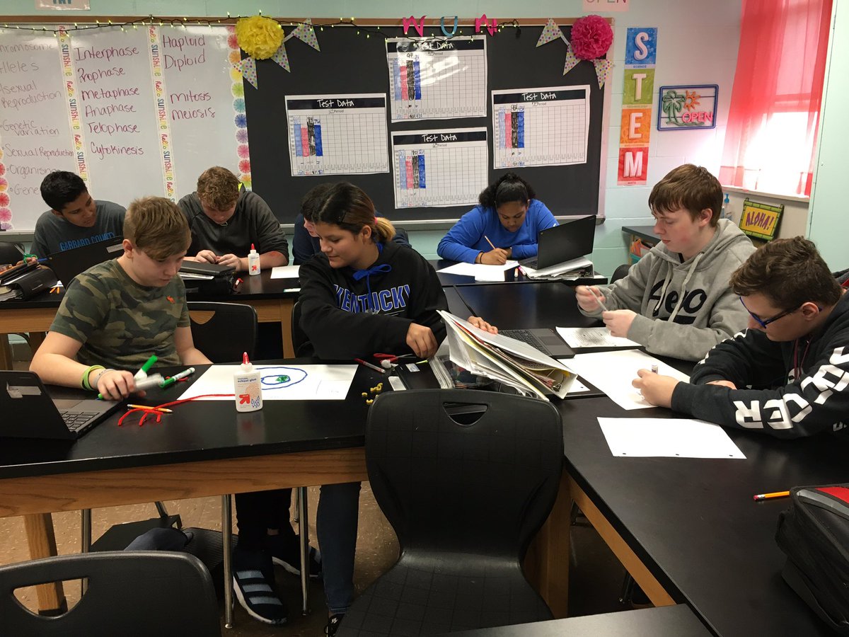 mrsingleston's tweet photo. Building our Mitosis models today! We even had a special guest join us π @mrsharlan143 #InglestonScience @GarrardMiddle https://t.co/FMYcSV69Uf