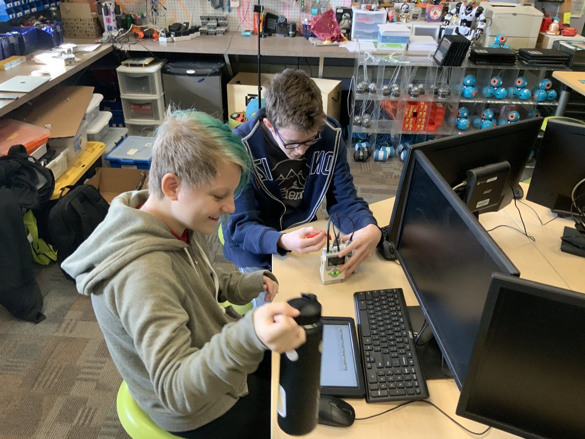 KnIhT_tNeReFfId's tweet photo. 8th grade had a blast with our “Make It Move Without Wheels Challenge.” It took a while to get over the initial block of what they had to accomplish. A huge thank you to the @Suns and @apsFYI for the STEM grant to make this possible. #STEMupAZ #robots @SVViperPride @DVUSD https://t.co/CsO245enrV