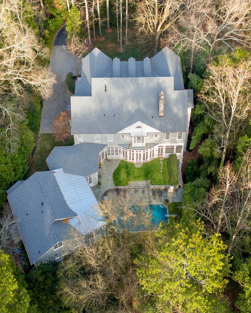 JamesEdition's tweet photo. A lovely, Southern home with high ceilings, lots of light, and splendid details.
#jamesedition #realestategeorgia #realtoratlanta #realestateagentgeorgia #exclusiverealestategeorgia #immobiliare #realtor #architecture #sandysprings https://t.co/Cz0XMC3zeD https://t.co/eHn6Hxat1T