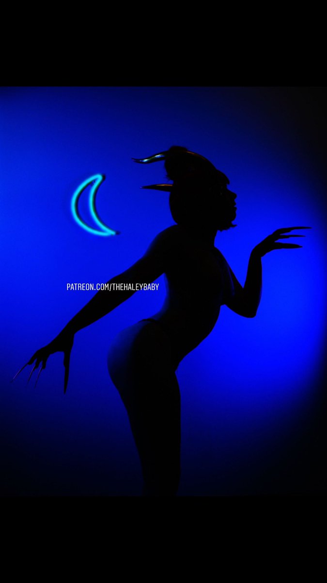 TheHaleyBaby's tweet image. “It’s better in the dark.” 😈

Blood Moon Evelynn set is now live! 

Who’s your main in League of Legends? 😮
 
🌑 Patreon.com/thehaleybaby 🌑