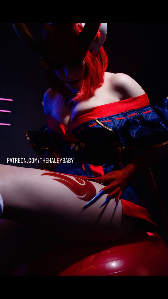 TheHaleyBaby's tweet image. “It’s better in the dark.” 😈

Blood Moon Evelynn set is now live! 

Who’s your main in League of Legends? 😮
 
🌑 Patreon.com/thehaleybaby 🌑
