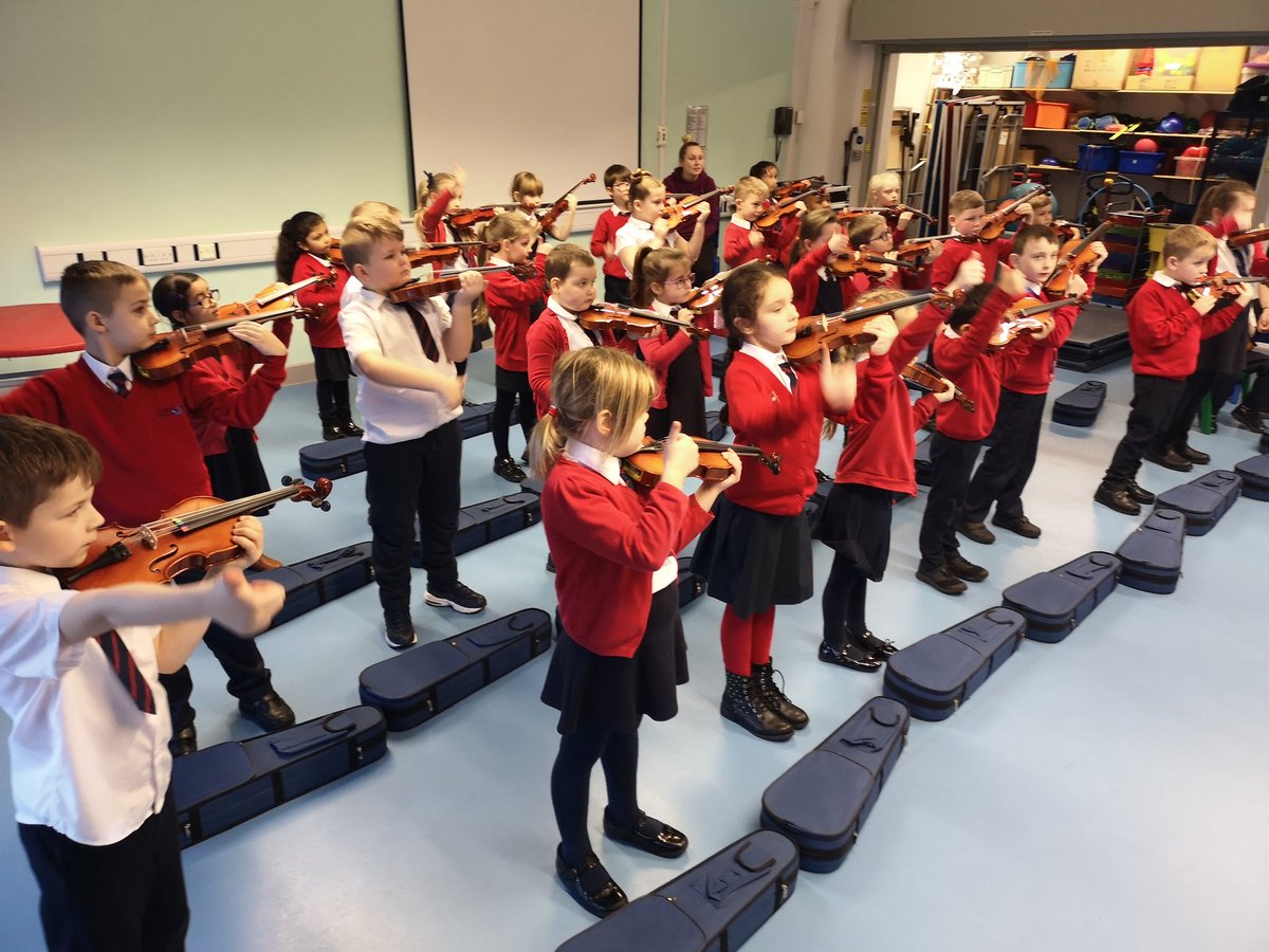 oldgupsyr2's tweet photo. 2AC have had a lovely morning with @upbeatwales so proud by the children's resilience to learn a new instrument #GUPSExp https://t.co/OCgHBuCIAk