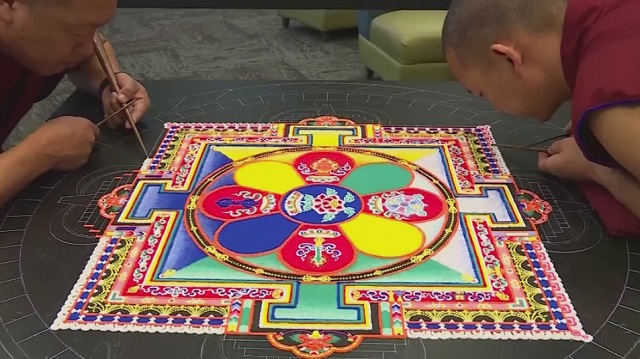 KOINNews's tweet image. Sand mandala being constructed -- then deconstructed -- at Clark College  koin.com/local/clark-co…