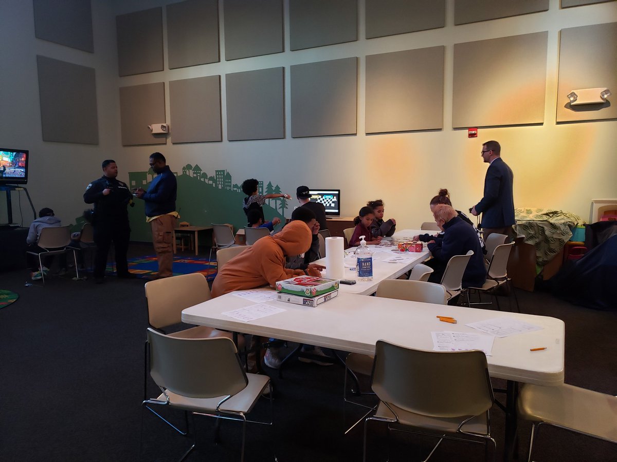 ycpda1's tweet photo. Youth Outreach with the Commissioner and York City Police Officers https://t.co/ZWqOuRbOVN