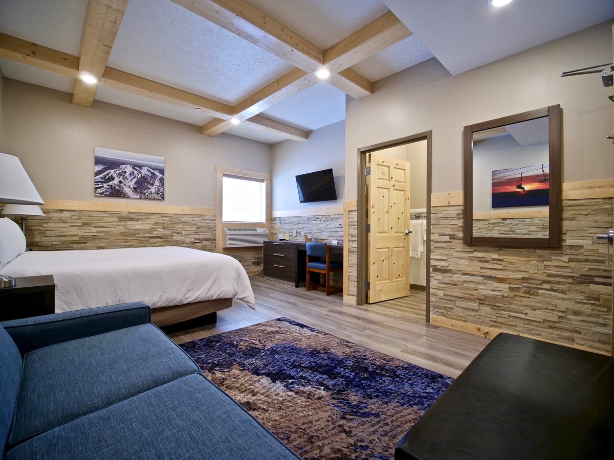 This year we added 3 new King rooms to the main level of the lodge. Book your reservations here: clients.innroad.com/caberfae/prope…