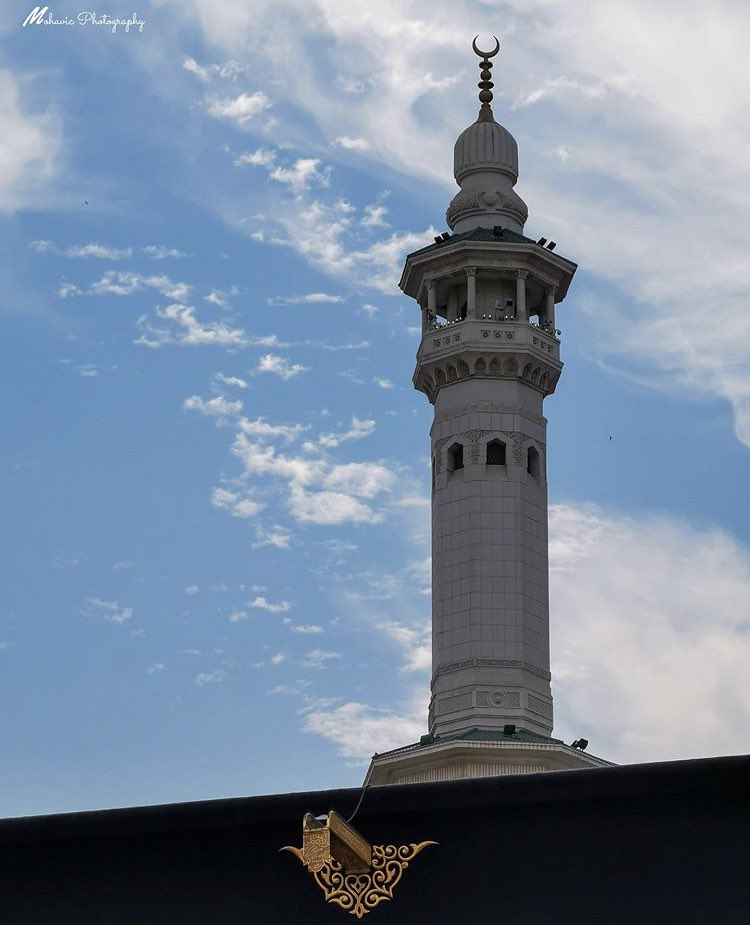 يـا ربُّ قرّبني لبيتكَ زائـرًا
إنّي لمكة دائمًا مشتـاقُ !