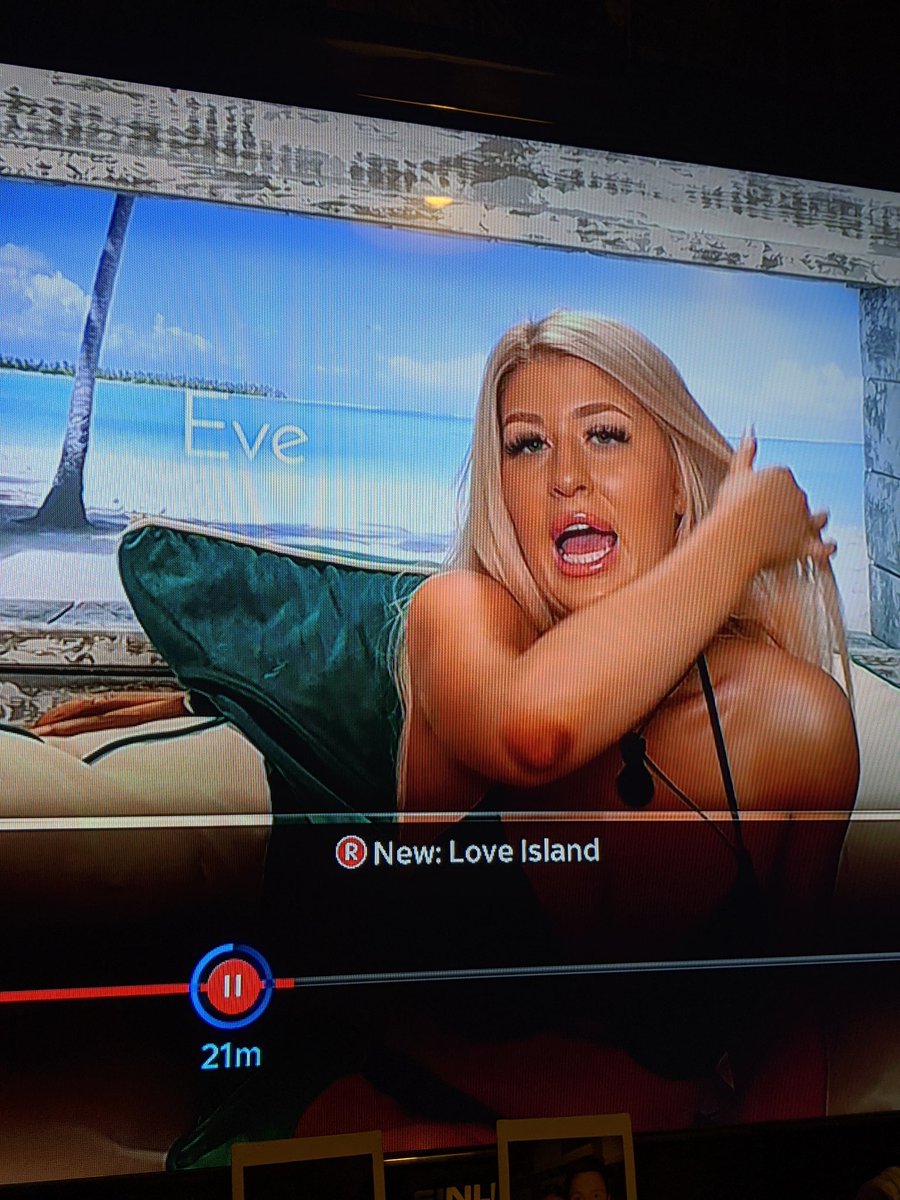 angelinahardy16's tweet photo. Oh god the elbows the ELBOWS!!!
#faketanfail #LoveIsland2020 #loveisland https://t.co/230jrN0yxr