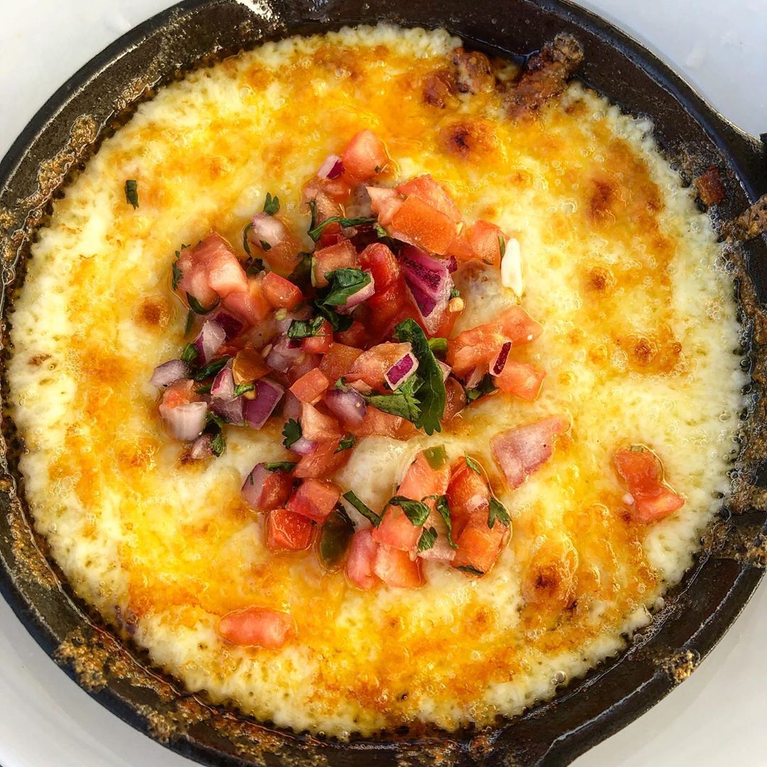 Antojitos. It means appetizers. But if you want to call it dinner, we won't judge. #wordwednesday 📸: @hungry_hippos_8
.
#elalma #elchilegroup #rooftoppatio #patio #atx #austin #margaritas