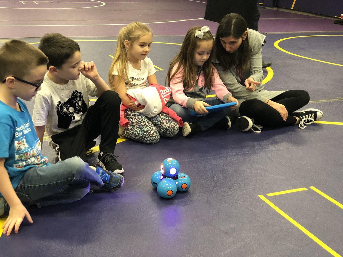 ronguerrier's tweet photo. Taylorville in Central Illinois has not only embraced STEM but are preparing their students to reimagine tomorrow. K-12 students code robots, tinker with VR, drones, eSports, use the latest in fabrication technologies, &amp; even have a digital autopsy table. #digitalprairie #ILDoIT https://t.co/24g9CGmpLD
