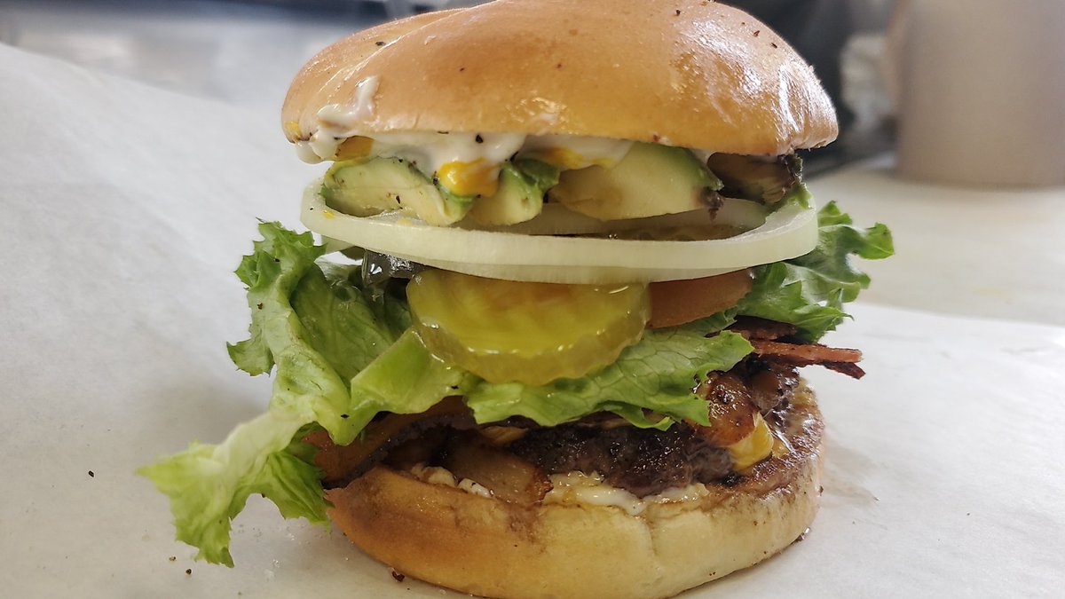 Bacon cheese burger with avocado!! 😍🤤👌