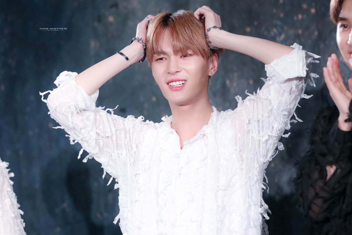 190420  2부 포토타임 

생일축하해 🎂🎉
태어나줘서 고마워 💛🙏🏻

#원포유 #도혁 #김도혁 #14U #DOHYUK #ドヒョク #ワンフォーユー