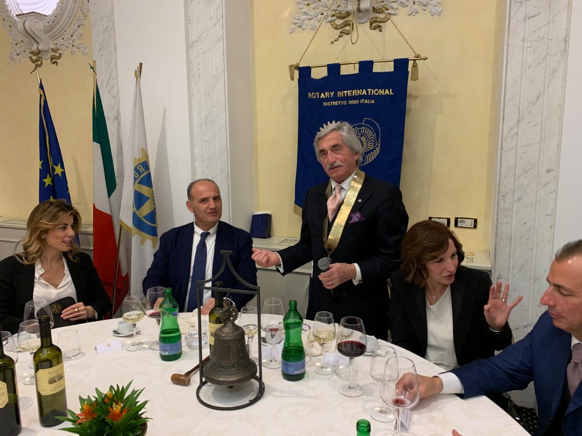 RotaryRoma's tweet photo. ✨ Bellissima la conviviale con #RaffaeleBorriello ✨ #Rotary #rotaryroma #Roma #rotarypower https://t.co/2oklG4xe2V