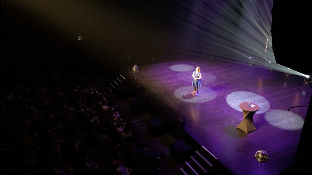 puissance_tv's tweet photo. Plus de 1000 personnes ce soir aux #Fuseaux à #SaintDizier pour le spectacle d’ @ElodiePoux dans le cadre du festival d’Humours d’Hivers https://t.co/OQtkTGazPo