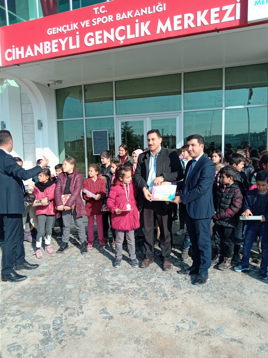 GSB_CihanbyliGM's tweet photo. Cihanbeyli ilçe milli eğitim müdürümüz Sn #mehmetsaritas turnuva birincileri ödüllerini takdim ettiler.Genclik merkezi olarak kazanan öğrencilerimizi tebrik ederiz 👏🇹🇷🏁🥰
#kasapoglu
#tugva #ilmilliegitim #emretopoglu #tuncayulusan #GSBGM #konyagm
#akilvezeka https://t.co/vvuheQbi1Z