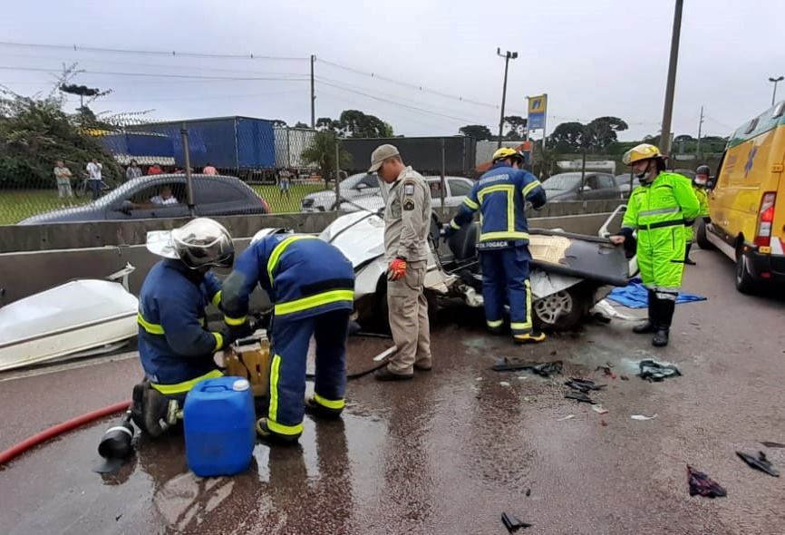 RESGATE DRAMÁTICO: CARRO É PRENSADO POR CAMINHÕES E OCUPANTES FICAM FERIDOS NA BR-116

programa190.com.br/2020/01/15/tri…

#Programa190