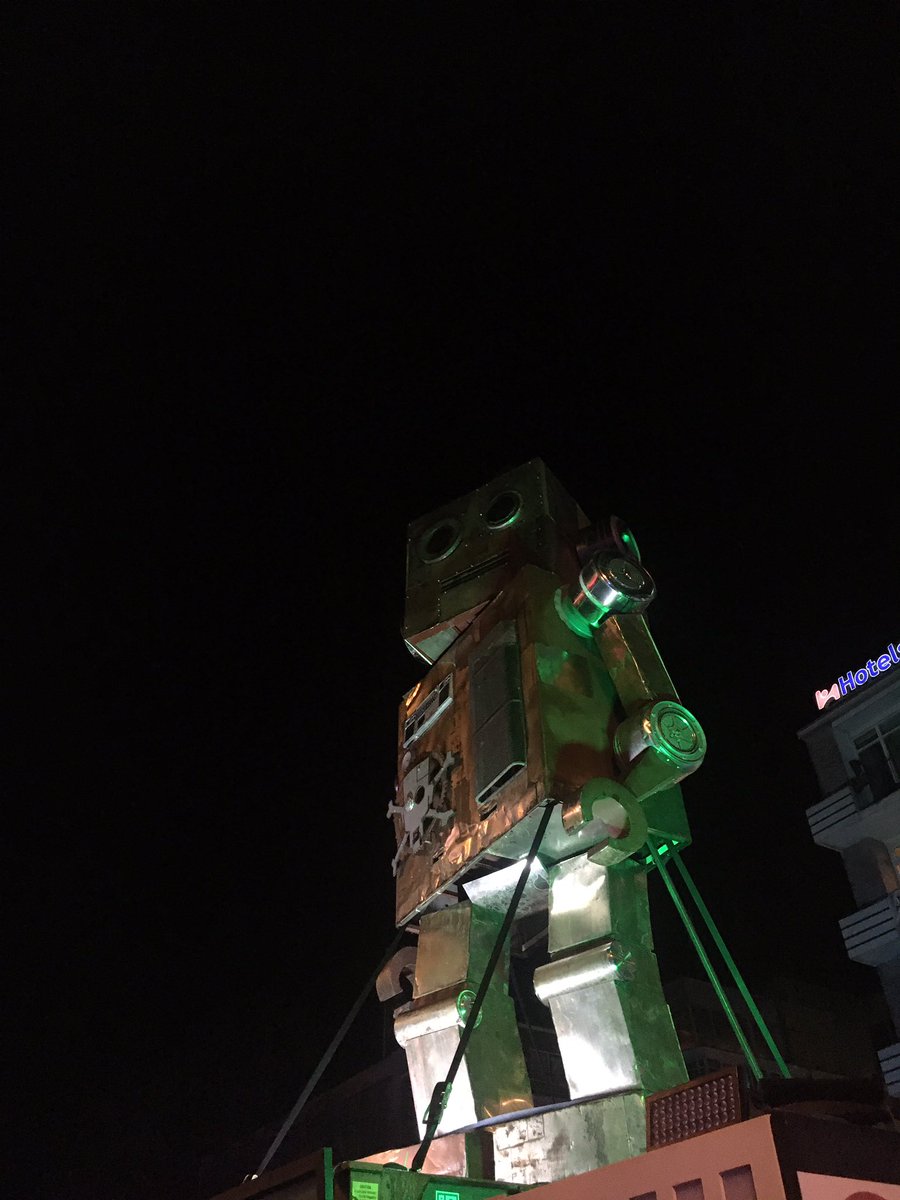 Mooi hoor- stad vol Engels sprekende mannen in zwarte kleding die aan begin staan van hééélveelbandjeskiekn. Kunnen wij heerlijk relaxed van <a href="/swindergrunn/">Swinder</a> genieten in sfeervolle Synagoge #esns20