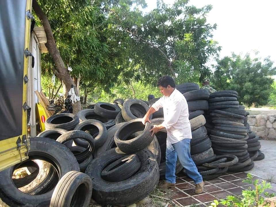 vocesregion's tweet photo. Él es Martín Gómez de Bucaramanga, pero reside en Cúcuta hace 20 años, encontró en los desechos de neumáticos y productos similares, una oportunidad de emprendiendo y una iniciativa ecológica. Impresionante, digno de de admirar. https://t.co/iC3UuClaOe
