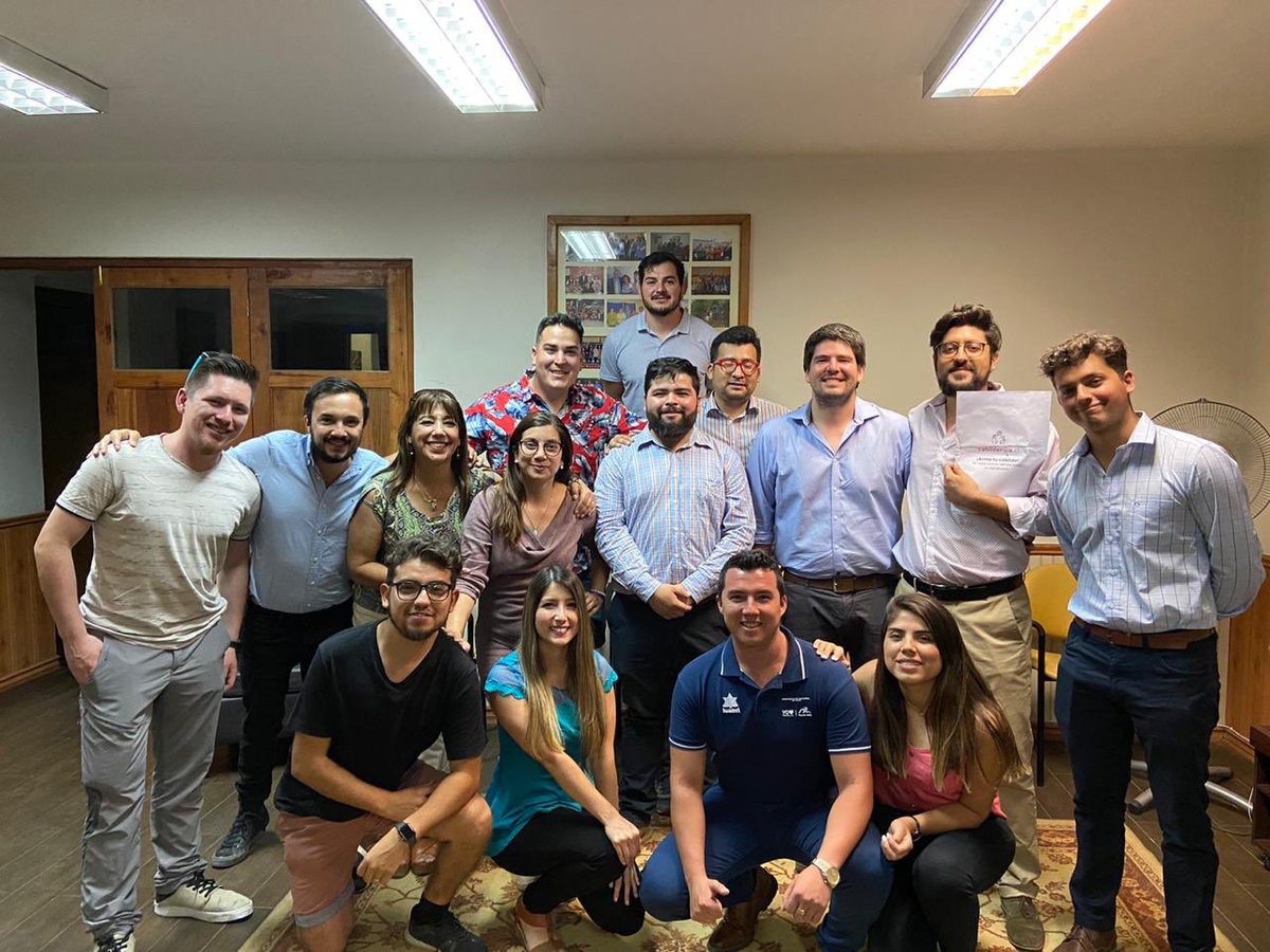 JRN_D29's tweet photo. 🕘🔴🔵 siempre es bueno instruirse... y el día de ayer nuestros jóvenes tuvieron un tremendo dialogo constitucional para enfocarse en lo q viene y en el chile q queremos! Agradecemos la colaboración de @Claudio_Lohse y la presencia de nuestra concejal @IvonneTeruelV 🇨🇱 @RNchile https://t.co/hGtbUoOg2x
