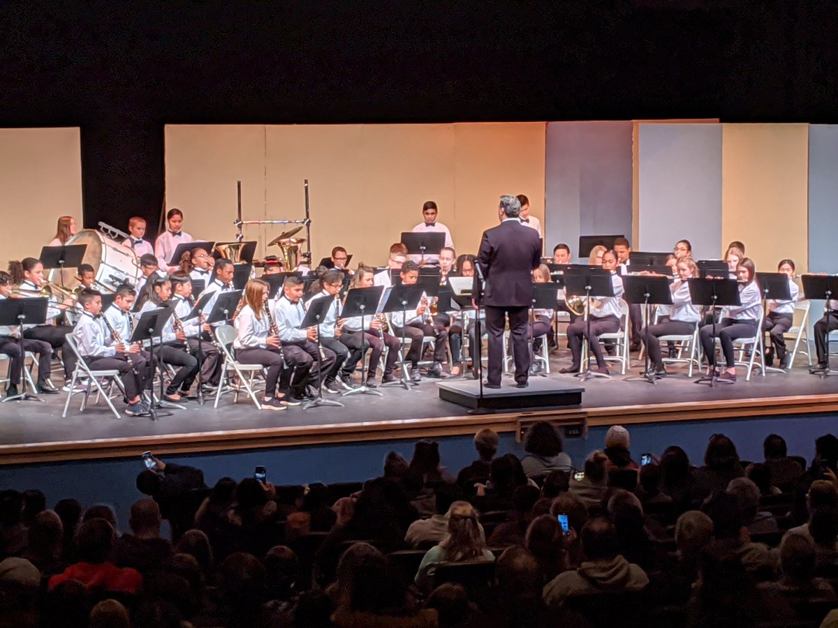 slmssabers's tweet photo. Our beginning band kids are fantastic in their first concert of the year!  #buildingtheSaberlegacy https://t.co/51ZyrxhaAA