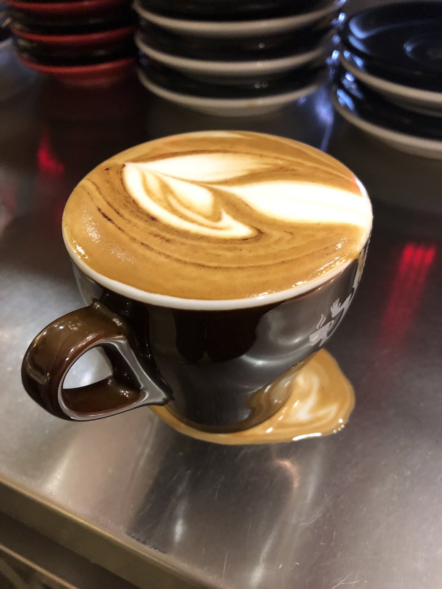 rudeboo's tweet photo. Enthusiastic #cappucino makes a wonderful Thursday #coffeetime #baristalife #barista #latteartfail https://t.co/6dFuWxl3zj
