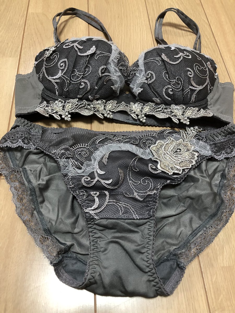 NjZbh's tweet photo. No.6ワコールパルファージュ、3年前に購入、ブラd65、ショーツM
5000円 https://t.co/iy7VC7v8bu